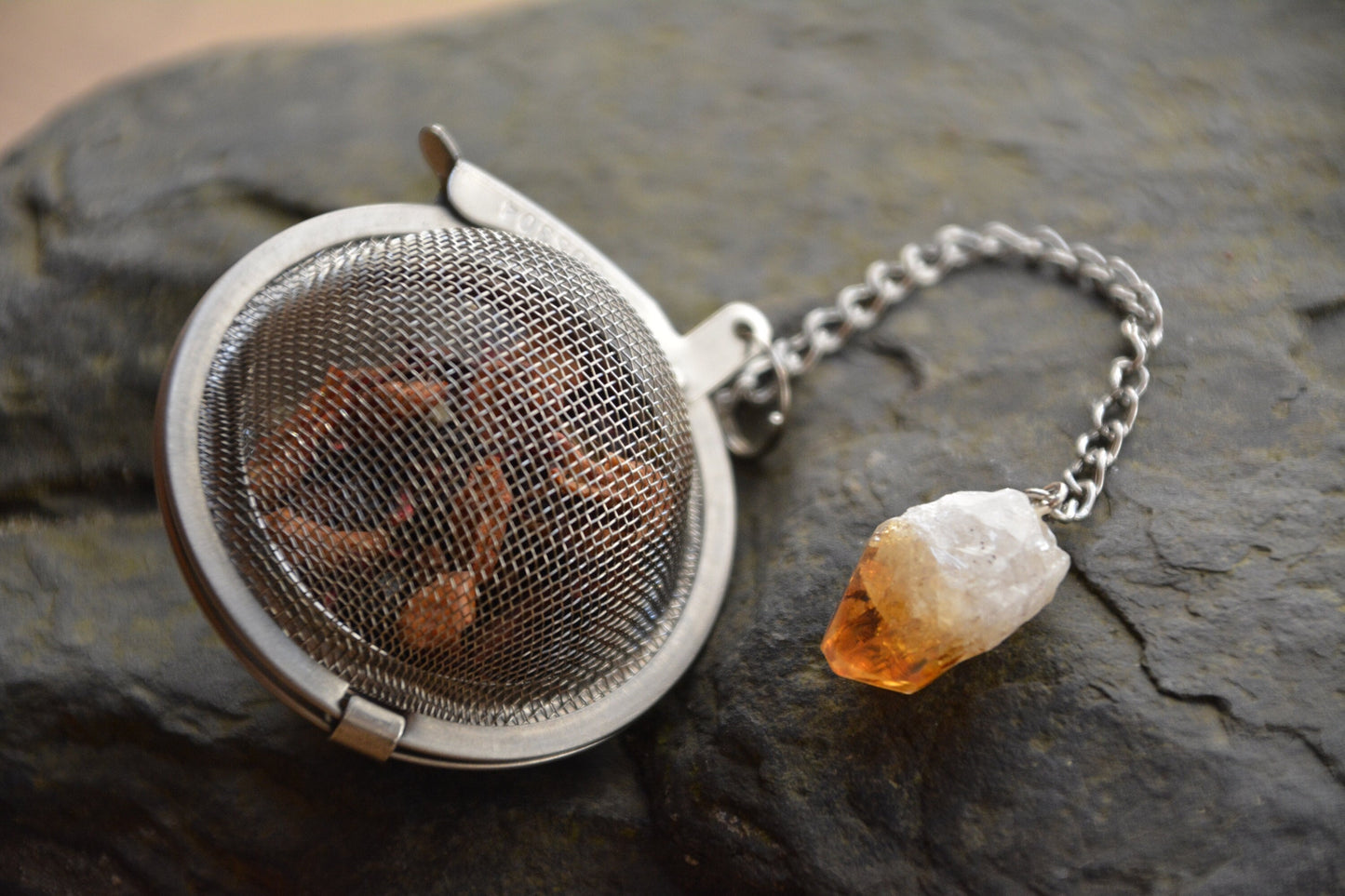 Teesieb mit Rohkristall Anhänger | Teeei für losen Tee