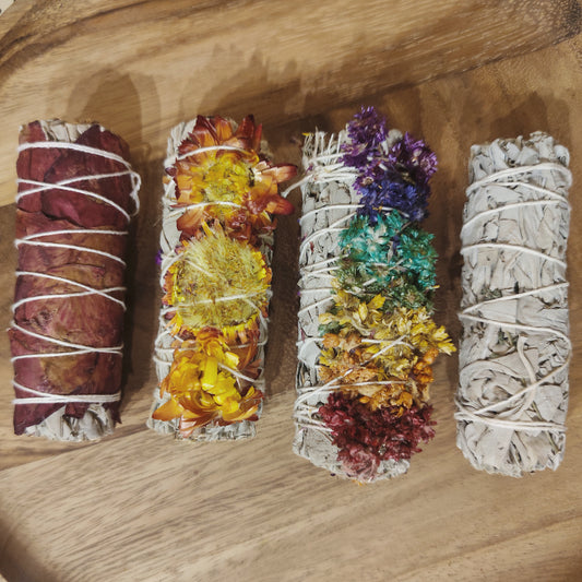 Weißer Salbei Räucherbündel | mit Blüten gebunden