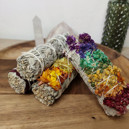 Weißer Salbei Räucherbündel | mit Blüten gebunden