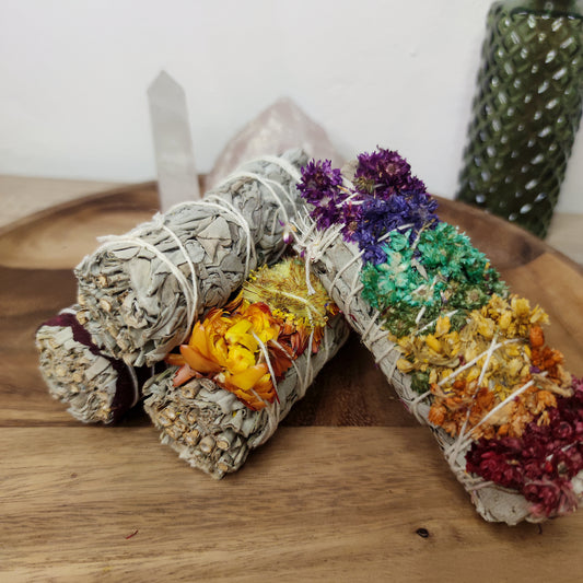 Weißer Salbei Räucherbündel | mit Blüten gebunden